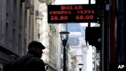 El peso se devaluó fuertemente en Argentina después de victoria de la oposición en las primarias presidenciales del domingo, antes de las elecciones presidenciales de octubre. 