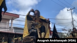 Seorang tatung saat berada di atas tandu ketika mengikuti parade Cap Go Meh 2025 di Singkawang, Kalimantan Barat. (Anugrah Andriansyah/VOA)