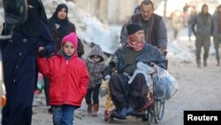 Эвакуируются жители восточных районов Алеппо, занятых боевиками. Сирия. 15 декабря 2016 г.