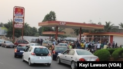 Des Togolais attendent devant une station essence, à Lomé, au Togo, le 2 janvier 2018. (VOA/Kayi Lawson)