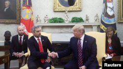 Los presidentes Mario Abdo y Donald Trump se reunieron frente a la prensa brevemente antes de pasar a la reunión privada que sostendrán en privado. Foto Reuters.