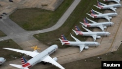 Pesawat penumpang American Airlines (kiri) diparkir karena pengurangan penerbangan yang dilakukan untuk memperlambat penyebaran Covid-19, di Bandara Internasional Tulsa di Tulsa, Oklahoma, AS, 23 Maret 2020. (Foto: Reuters)