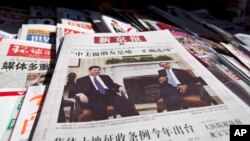 Foto Presiden China Xi Jinping dan Presiden AS Barack Obama di halaman depan sebuah koran China. (Foto: Dok)