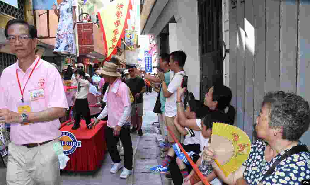 長洲新興街街坊會主席林潔聲(左一)。(美國之音湯惠芸拍攝)