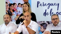 ARCHIVO. El ministro paraguayo de salud, Julio Mazzoleni, habla a la prensa para informar el primer caso registrado de coronavirus en el país. Marzo 7, 2020.