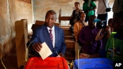 L'ancien Premier ministre Faustin Archange Touadera, l’un des deux candidats au second tour de la présidentielle, en train de voter à Bangui, en République centrafricaine, 14 février 2016. 