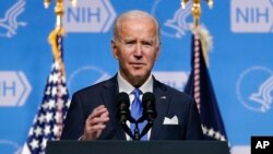 Presiden AS Joe Biden mengumumkan upaya baru untuk memerangi lonjakan varian omicron virus corona di lembaga National Institutes of Health (NIH), Selasa (21/12). 