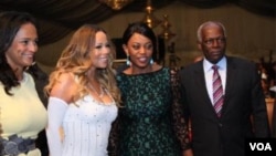 Isabel dos Santos, à l’ extrême gauche, la Première dame angolaise, Ana Paula dos Santos, deuxième à droite, et le président angolais José Eduardo dos Santos, à l’extrême droite, posent avec la chanteuse américaine Mariah Carey, deuxième à gauche, lors du Gala de la Croix-Rouge, à Luanda, Angola, 15 décembre 2013.