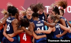 미국 여자배구팀이 세르비아를 3대0으로 완파하고 결승 진출이 확정되자 환호하고 있다