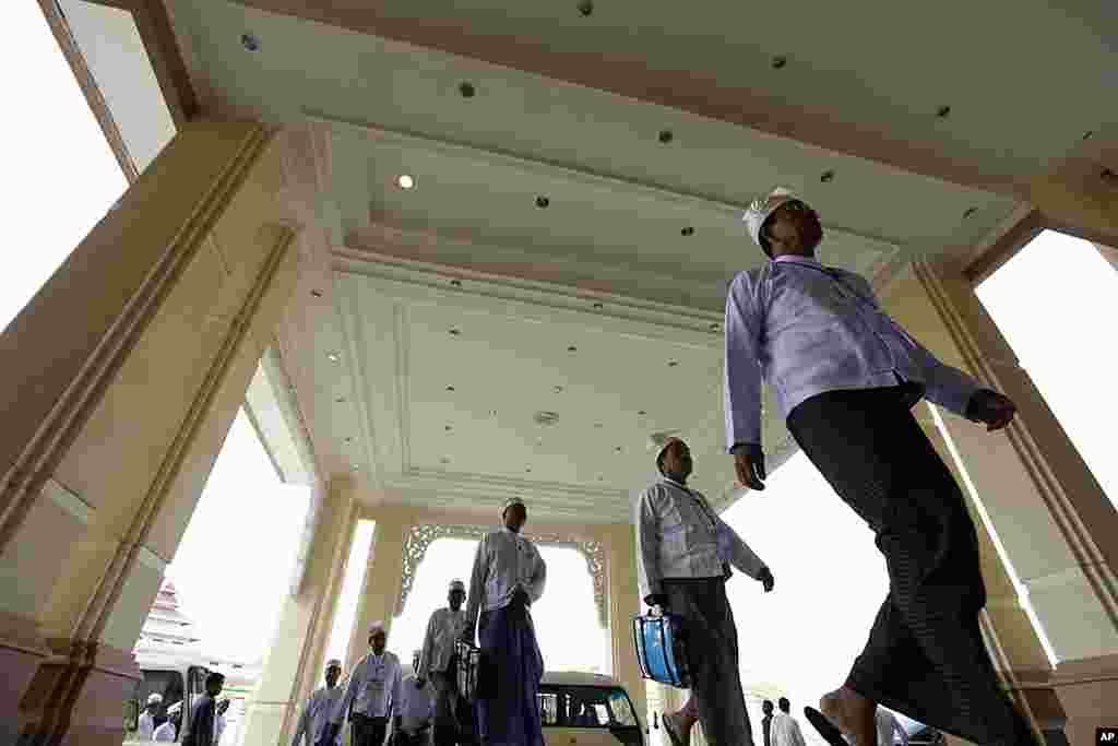 Members of the Upper House of parliament arrive to attend the third session of the Upper House meeting in Naypyitaw. (Reuters)