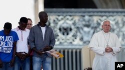 Le pape François avec quelques migrants lors d’une audience générale à la place Saint-Pierre, Vatican, 22 juin 2016.