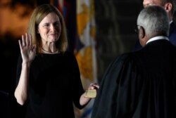 La jueza Amy Coney Barrett es juramentada como miembro de la Corte Suprema de EE. UU., en la Casa Blanca. Octubre 26 de 2020.