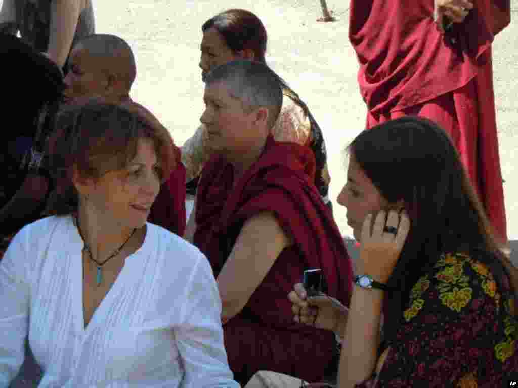 來自世界各地的信徒及僧侶聆聽達賴喇嘛講道