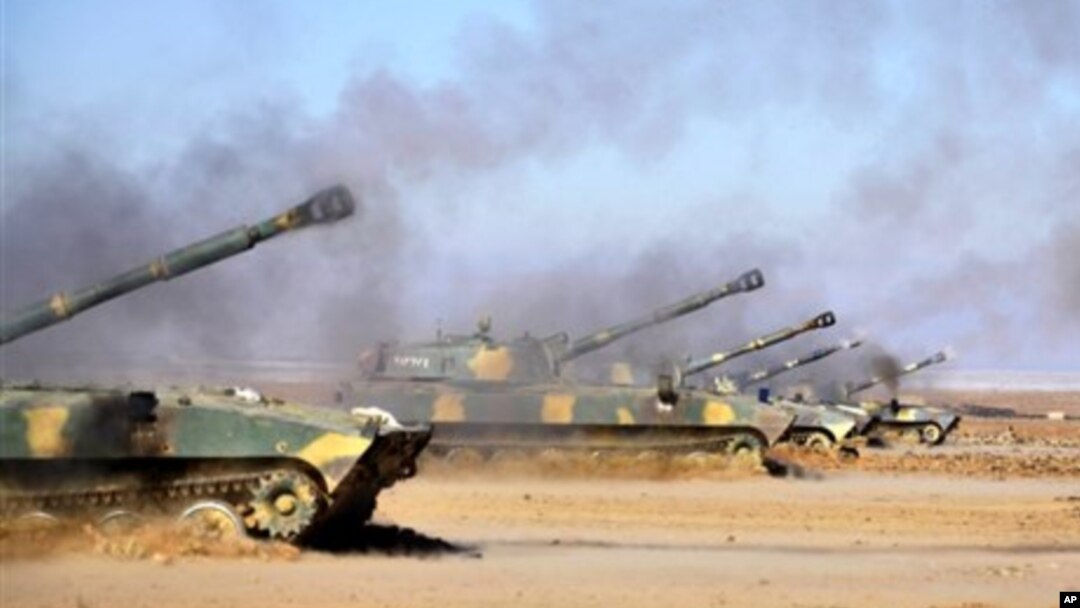 Tank-tank pasukan Suriah menembaki posisi-posisi pemberontak (foto: dok). 