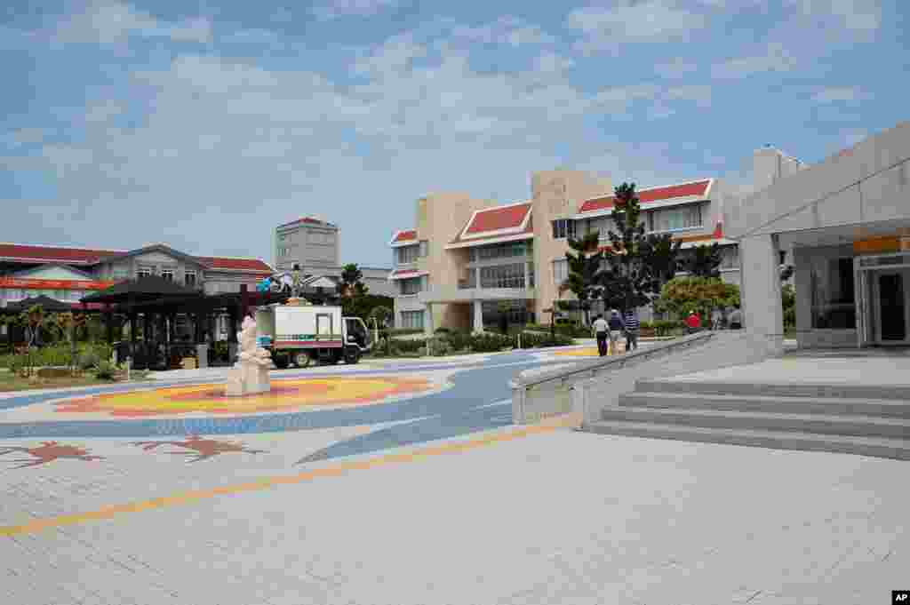 广场彩砖铺地，周边建筑亮丽