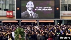 Warga Los Angeles, California, berduka atas kepergian legenda basket AS, Kobe Bryant (26/1).