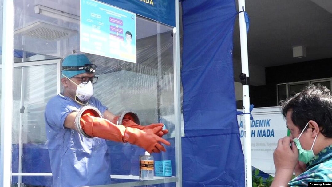 Keberadaan bilik juga didukung lab penguji sehingga lebih banyak orang bisa melakukan tes. (Foto: Humas UGM)