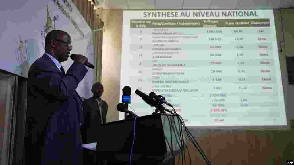 Pierre Claver Ndayicariye, président de la Commission électorale nationale indépendante (CENI ) , annonce les résultats préliminaires de l&#39;élection présidentielle, à Bujumbura, au Burundi, le 24 juillet 2015.