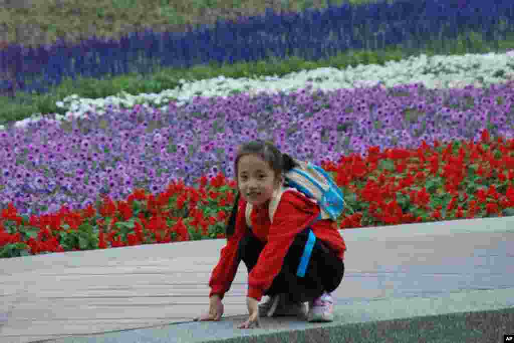 小女孩在花博園內玩得盡興