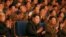 朝鲜领导人金正恩观看歌舞表演。
