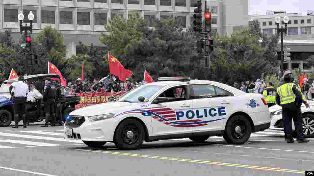 美国第一夫人梅拉尼娅·特朗普和来访的中国国家主席习近平夫人彭丽媛在华盛顿参观史密森尼国立亚洲艺术博物馆， 支持人士聚集在博物馆外的街道上。警方封锁附近地段。（2026年9月24日）