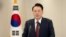 ARCHIVO - En esta fotografía proporcionada por la Oficina Presidencial de Corea del Sur, el presidente surcoreano Yoon Suk Yeol habla en la oficina presidencial en Seúl, Corea del Sur, el 12 de diciembre de 2024. 