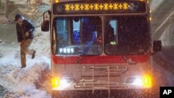 Un pasajero baja de un bus en Arlington, Virginia, cerca de Washington.