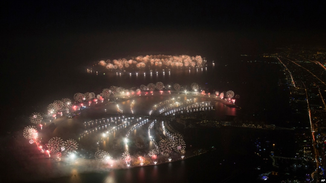 Pháo bông mừng Năm Mới tại Đảo Palm Jumeirah, Dubai, nơi giới tài phiệt Nga đổ xô đến mua nhà. 