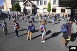 پس از بیش از سه ماه آموزش خانگی، دانش‌آموزان فرانسوی به مدرسه بازمی‌گردند
