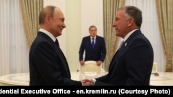 资料照片：2025年8月6日，俄罗斯总统普京在克里姆林宫会见了美国特使威特科夫。