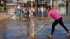 Un grupo de personas limpian el lodo acumulado en un patio de una escuela de Aldaia, en la región de Valencia, España, después de las inundaciones de la semana pasada, el 5 de noviembre de 2024.