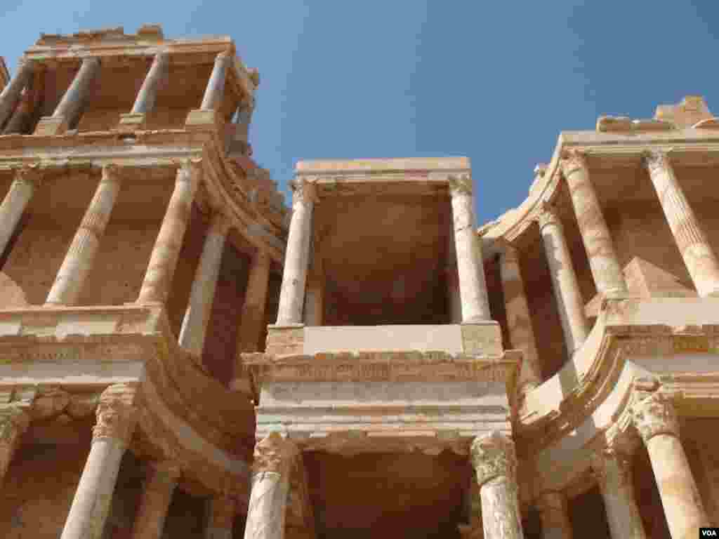 Rebels accused Gadhafi troops of stashing weapons at Sabratha, a UNESCO world heritage site, so they would not be bombed. (VOA-E. Arrott)