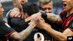 Suso de l’AC Milan, au centre, jubile avec ses coéquipiers Jose Sosa, à gauche, Gerard Deulofeu, Juraj Kucka et Mario Pasalic, après avoir ouvert la marque au cours d’un match entre l’AC Milan et Palermo au stade San Siro à Milan, Italie, 9 avril 2017.