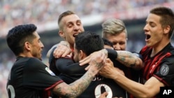 Suso de l’AC Milan, au centre, jubile avec ses coéquipiers Jose Sosa, à gauche, Gerard Deulofeu, Juraj Kucka et Mario Pasalic, après avoir ouvert la marque au cours d’un match entre l’AC Milan et Palermo au stade San Siro à Milan, Italie, 9 avril 2017.