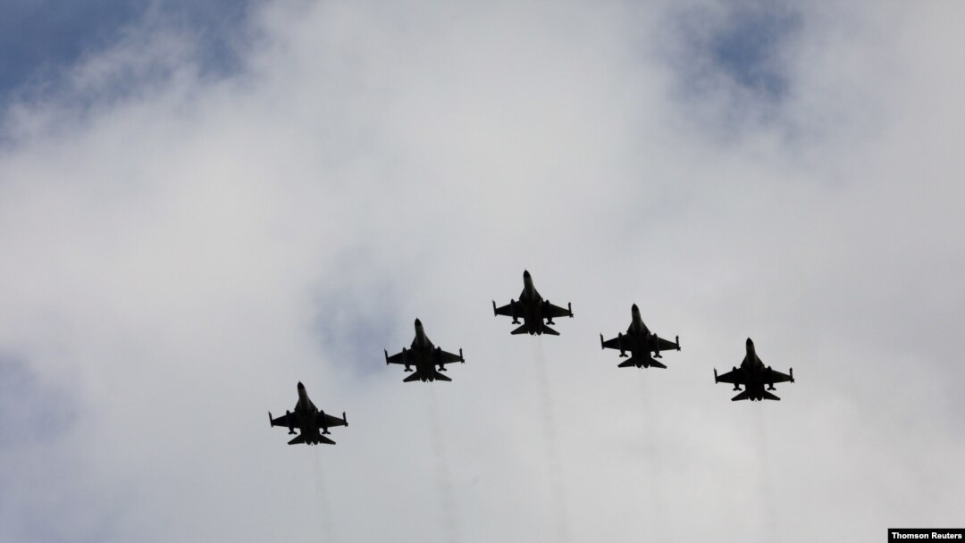 Avioni IDF lete u formaciji tokom ceremonije inauguracije centra za održavanje borbenih aviona F-16