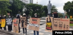 Aksi peringatan Hari Peduli Sampah Nasional di Surabaya, menyerukan puasa plastik (Petrus Riski/VOA)