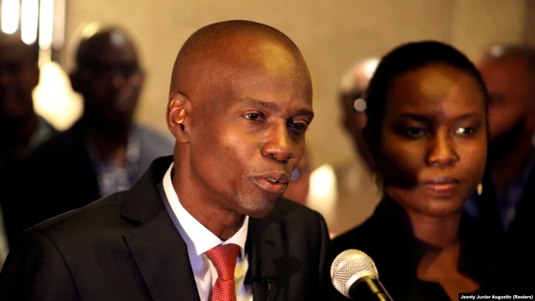 Jovenel Moise berbicara kepada media di samping istrinya Martine setelah memenangkan pemilihan presiden 2016, di Port-au-Prince, Haiti. (Foto: REUTERS/Jeanty Junior Augustin)