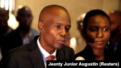 Jovenel Moise berbicara kepada media di samping istrinya Martine setelah memenangkan pemilihan presiden 2016, di Port-au-Prince, Haiti. (Foto: REUTERS/Jeanty Junior Augustin)