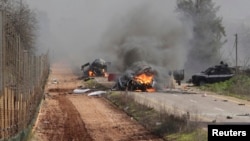 Một chiếc xe bốc cháy gần làng Ghajar trên biên giới Israel-Libăng, ngày 28/1/2015. 