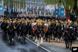 La banda de la caballería se dirige a la Abadía de Westminster antes de la ceremonia de coronación del rey Carlos III de Gran Bretaña en Londres el sábado 6 de mayo de 2023. (Foto AP/Alessandra Tarantino)