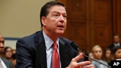 Direktur FBI James Comey saat memberikan keterangan di depan komisi Kongres AS 28 September lalu (foto: dok).