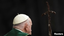 El papa Francisco asiste a la misa del día Mundial de los Abuelos y los Ancianos en la Basílica de San Pedro, en el Vaticano, el 23 de julio de 2023. 