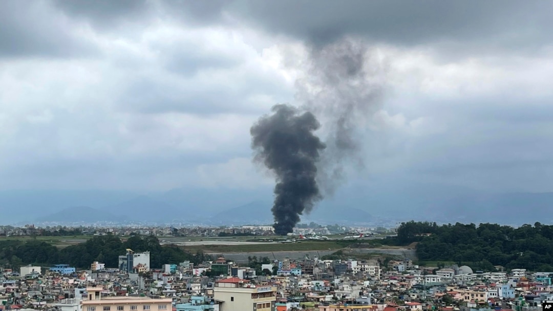 Sale humo del aeropuerto internacional de Tribhuvan en Katmandú, Nepal, el 24 de julio de 2024.