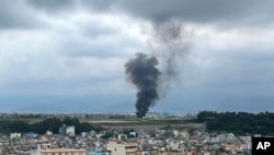 Sale humo del aeropuerto internacional de Tribhuvan en Katmandú, Nepal, el 24 de julio de 2024.