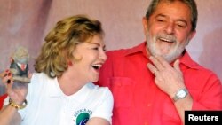 El expresidente Lula da Silva junto a su esposa en junio de 2010. 