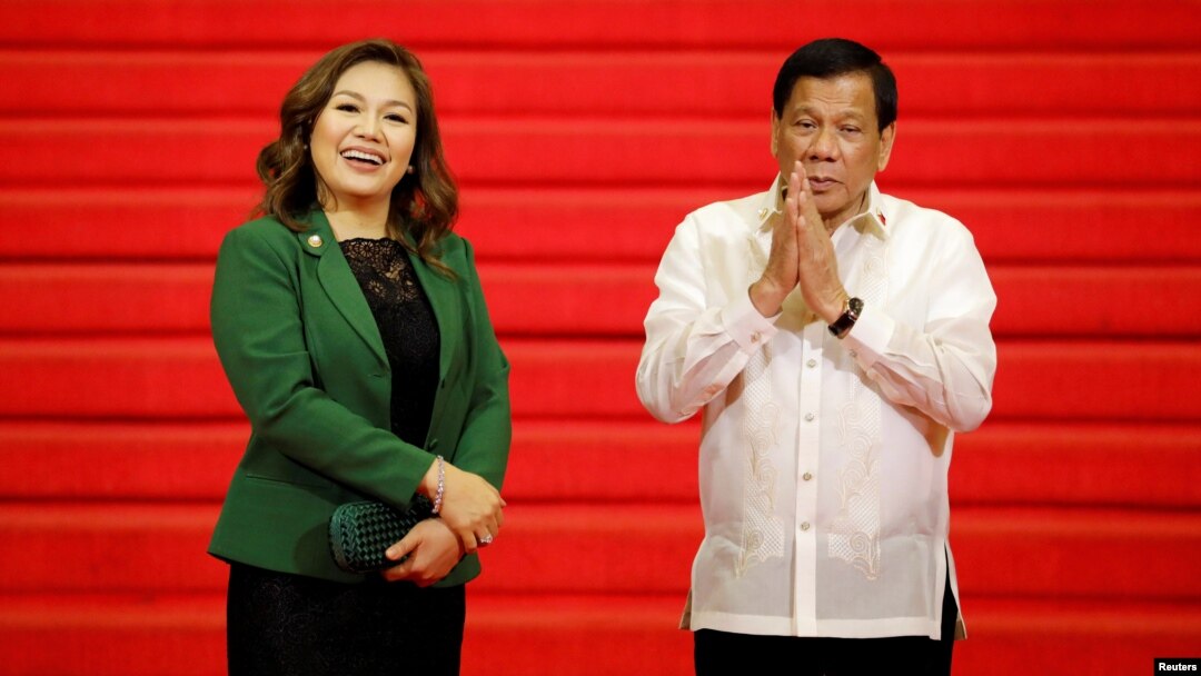 Presiden Filipina Rodrigo Duterte didampingi pasangannya, Honeylet Avancena, menunggu para pemimpin negara-negara anggota ASEAN yang akan menghadiri KTT ke-30 ASEAN di Manila, Filipina, 29 April 2017. (REUTERS/Erik De Castro)