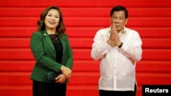 Presiden Filipina Rodrigo Duterte didampingi pasangannya, Honeylet Avancena, menunggu para pemimpin negara-negara anggota ASEAN yang akan menghadiri KTT ke-30 ASEAN di Manila, Filipina, 29 April 2017. (REUTERS/Erik De Castro)