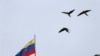 Pájaros vuelan junto a una bandera venezolana en Caracas, Venezuela. Enero 19, 2021. Foto: Reuters.
