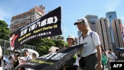 游行者争取中国实现民主