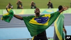 Vđv Usain Bolt của Jamaica khoác lá cờ của Brazil sau khi đoạt huy chương vàng nội dung 4x100 mét tiếp sức nam tại Thế vận hội mùa hè năm 2016, Rio de Janeiro, Brazil, ngày 19 tháng 08 năm 2016.